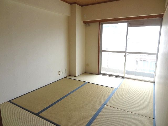 Living and room. Click here for air conditioning can be installed. Tatami will be replaced before occupancy