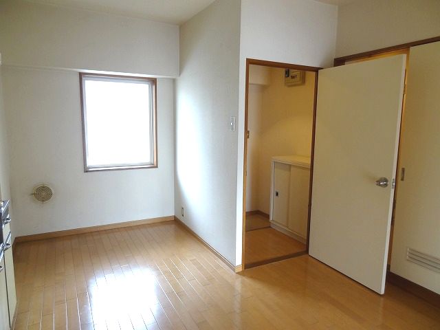 Entrance. Entrance independence, It will prevent the cold wind