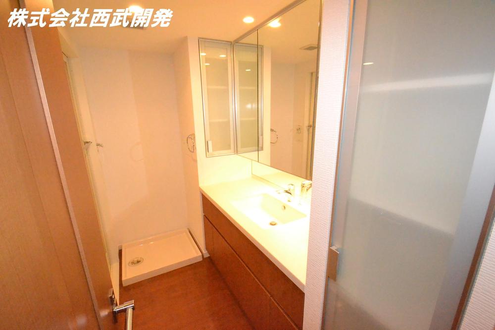 Wash basin, toilet. Indoor (11 May 2013) Shooting