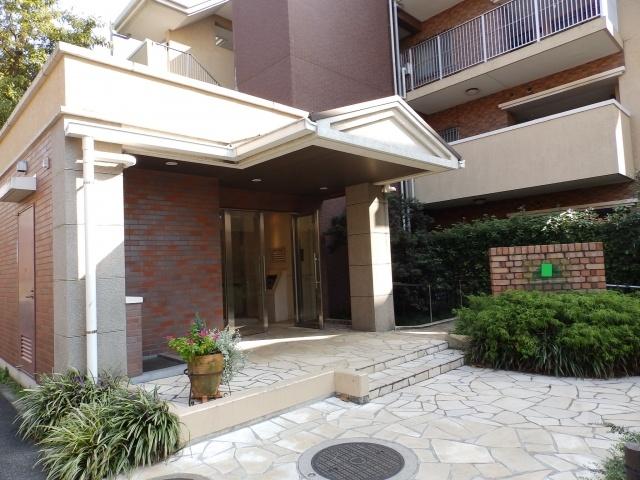 Entrance. Because there is a slope it can also be your Irito in a wheelchair.