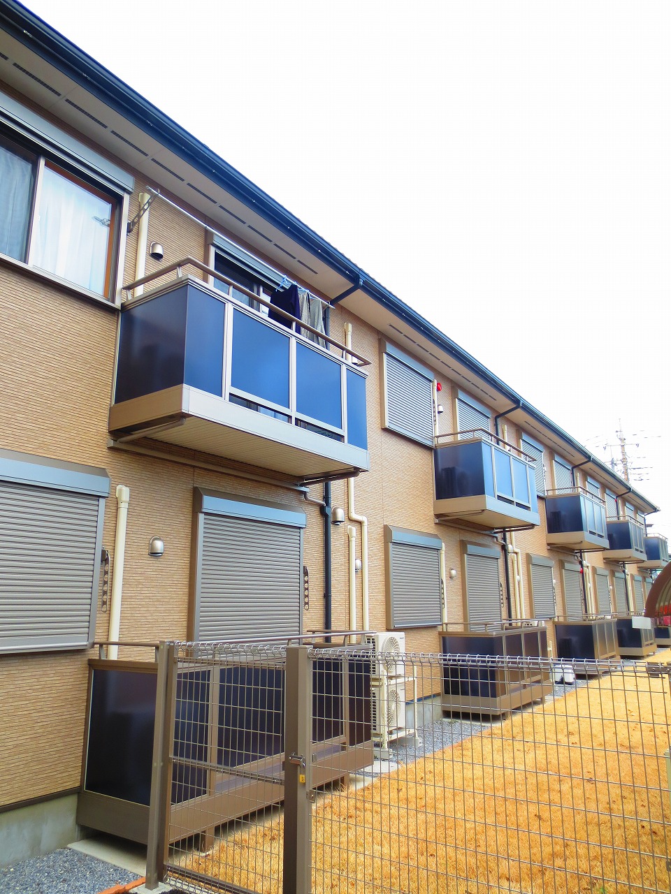 Building appearance. All houses facing south