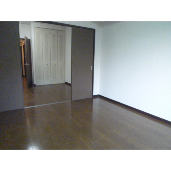 Living and room. Facing south ・ Sunny