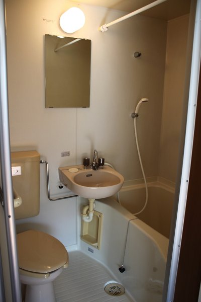 Bath. ☆ 3-point unit is the property!