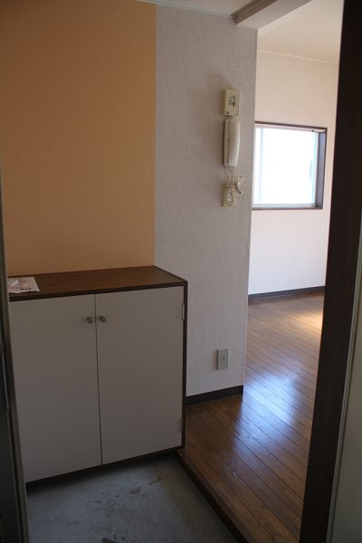 Entrance. ☆ It is the entrance with a shoebox.
