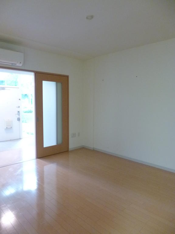 Living and room. Bright living room facing south. Air conditioning ・ Floor heating installation! 