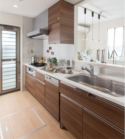 Model house photo. Beautiful and functional around the kitchen. Pursuit was born in collaboration with manufacturers and "elegance" and "easy" "Rakumoa" series is directing us to a smooth household chores of everyday. (STAGE1 model house)