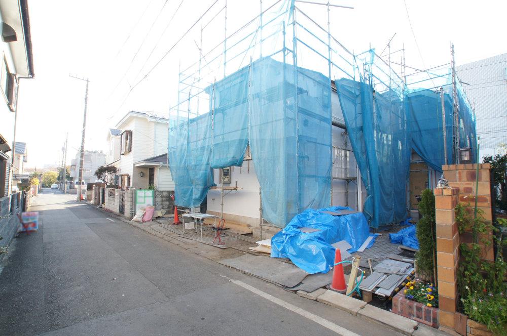 Local photos, including front road. Front road traffic also less, Small children is also safe.
