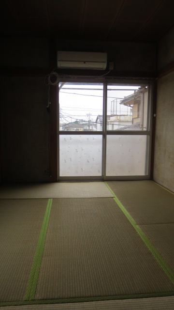 Living and room. Japanese-style room to settle. Also closed shutters!