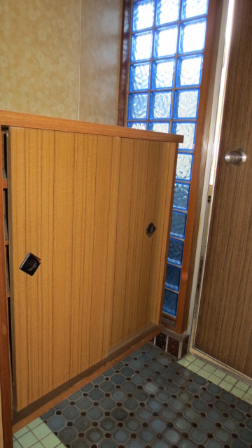 Entrance. Large shoebox. Enter a lot. Bright is.