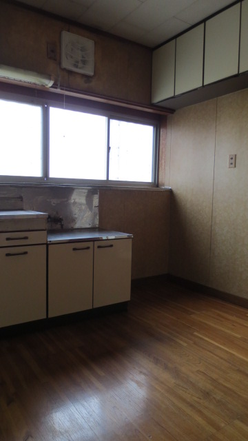 Kitchen. Plenty of storage around the kitchen! !