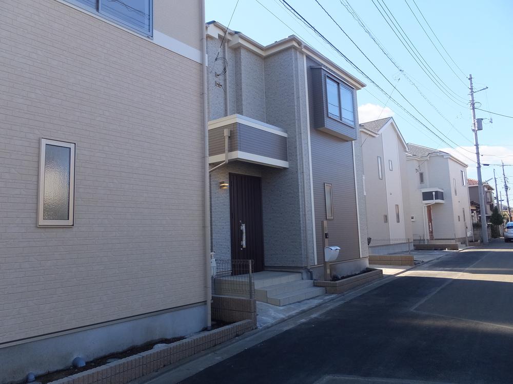 Local photos, including front road. Local (13 December) shooting