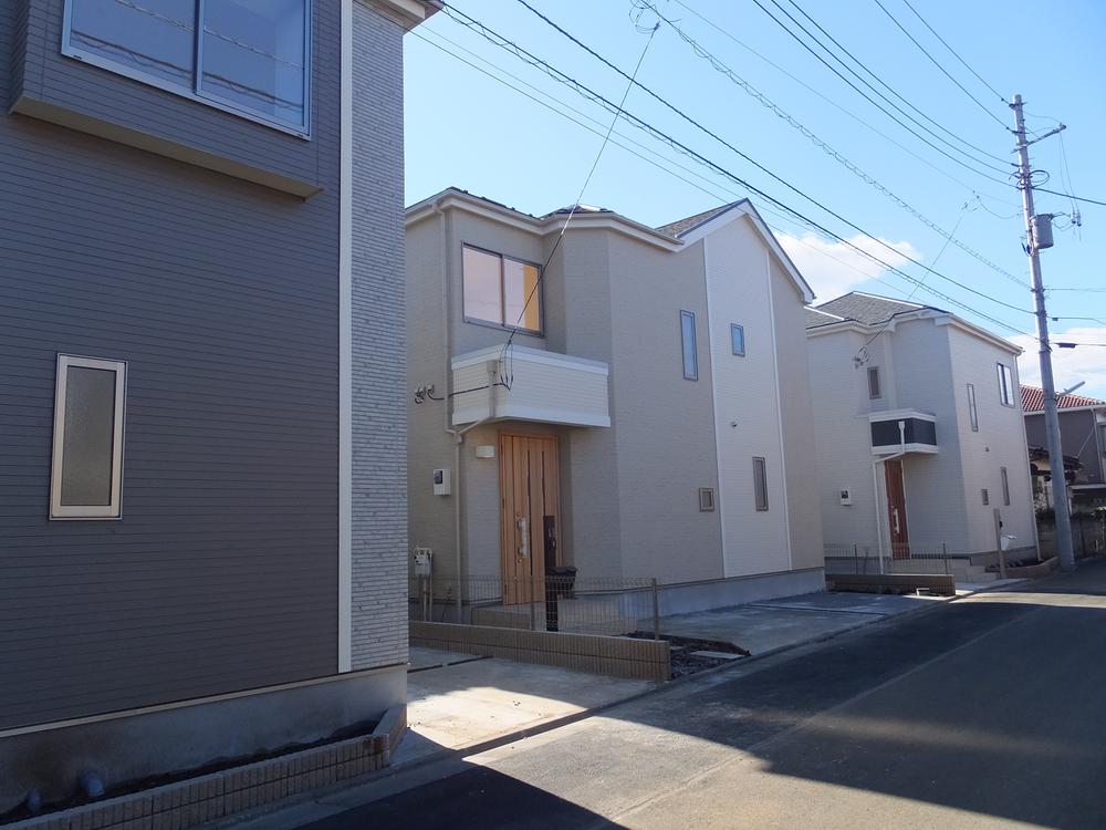 Local photos, including front road. Local (12 May 2013) Shooting