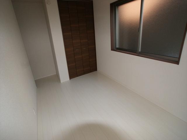 Non-living room. All rooms are two-sided lighting