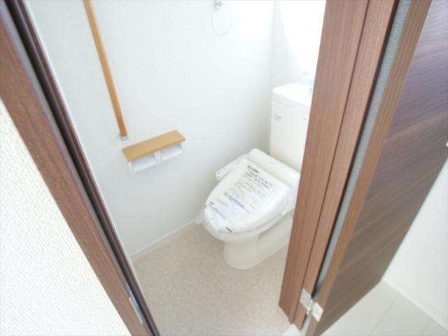 Toilet. Also safe for the elderly in the handrail income