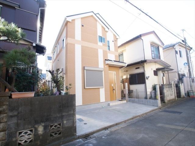 Local photos, including front road. Leafy quiet residential area