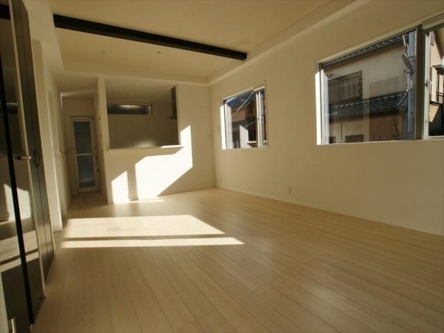 Living. LD has a feeling of opening has been 200mm ceiling higher than normal established a ceiling on cosmetic beams