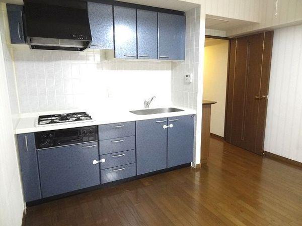 Kitchen. Room share consultation possible of the condominium is rare