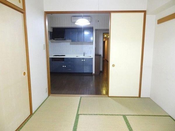 Living and room. Lighting with even Japanese-style room, Tatami is also beautiful!
