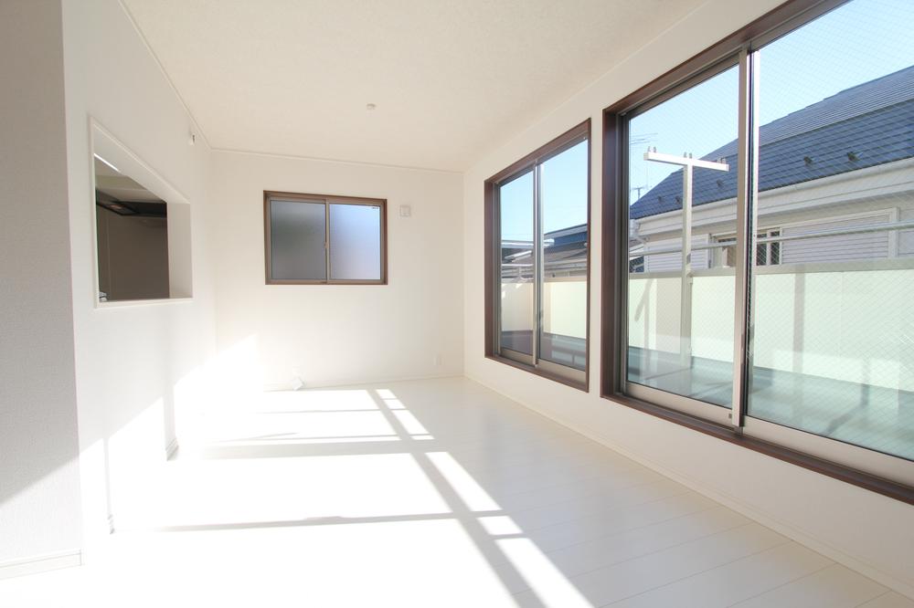 Living. All day bright living !!! on the south-facing