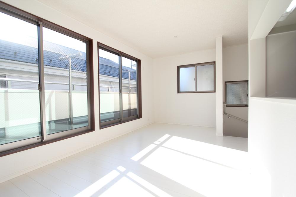 Living. LDK is three-sided lighting !! yang per ・ ventilation Preeminent