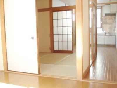 Other room space. Photos from Western-style