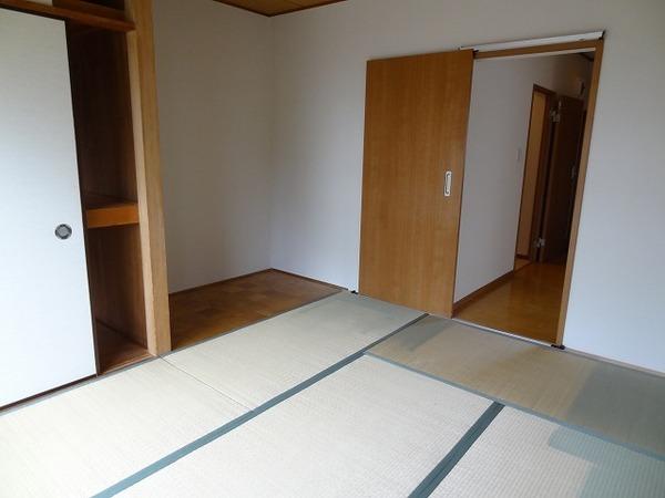 Living and room. In addition to the 6 Pledge Japanese-style room, Closet and plates!