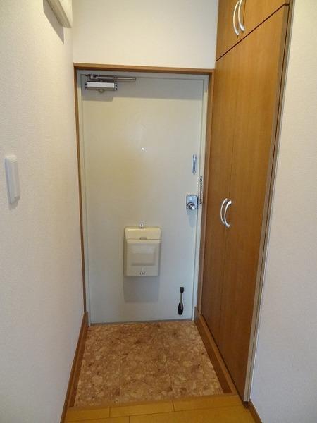 Entrance. Unify the color tone to the door ☆