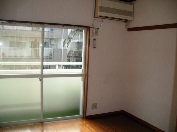 Living and room.  ☆ It is air-conditioned Western-style