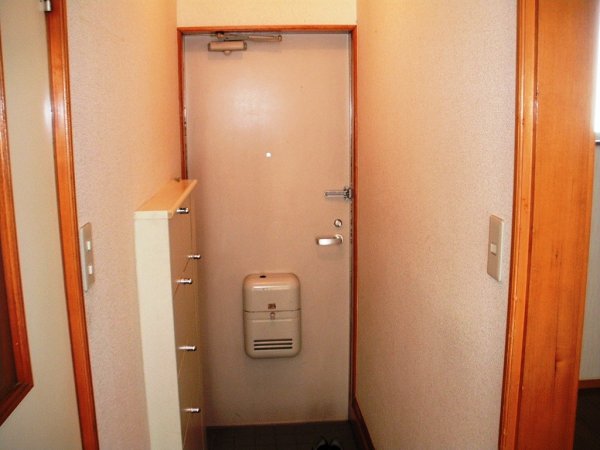 Entrance.  ☆ It is the front door with a shoe box. 