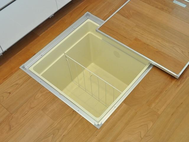 Receipt. 17 Building Underfloor storage of kitchen