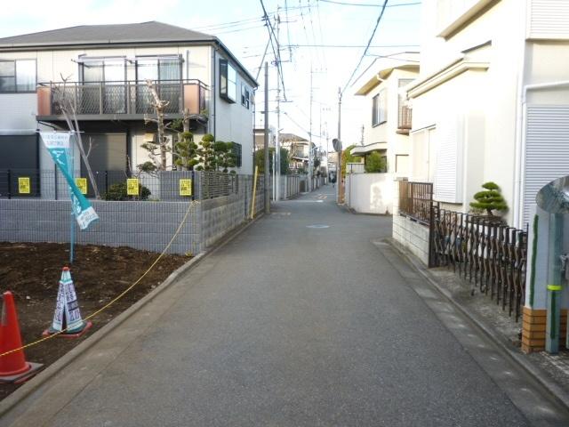 Local photos, including front road. Width, East 4m.