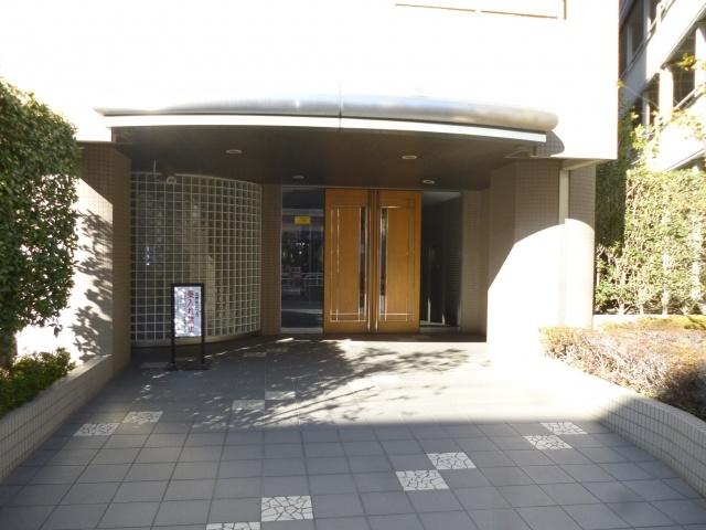 Entrance. It is very beautiful to you live. If you can contact us in advance is possible your preview.