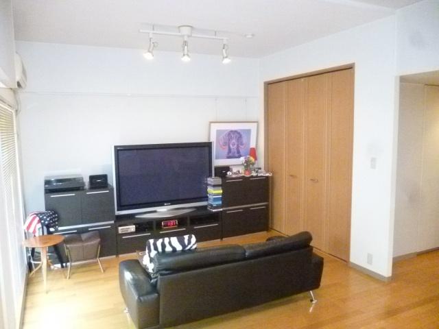 Living. 16 Pledge large living room