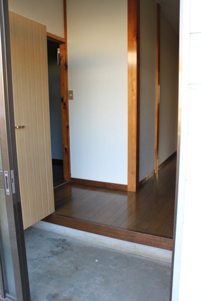 Entrance. ☆ It is the entrance with a shoebox.