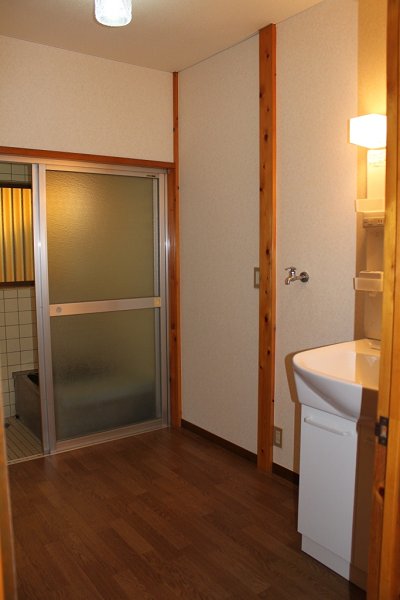 Washroom. ☆ Is an independent basin and dressing room.