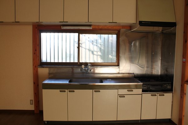 Kitchen. ☆ Storage space is preeminent in the kitchen.