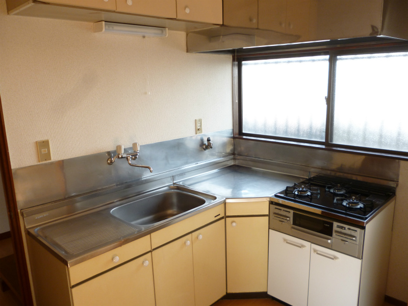 Kitchen.  ☆ L-shaped kitchen 3-neck with gas stove