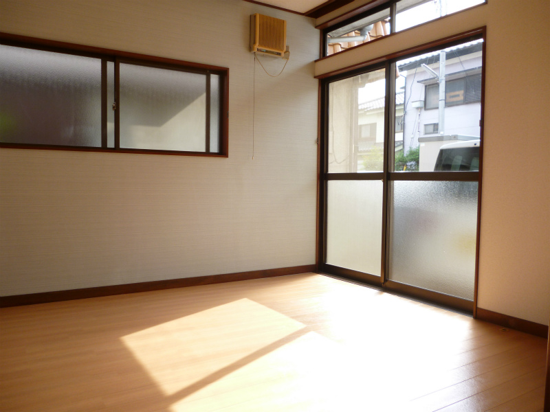 Living and room.  ☆ Kitchen next to the bright Western-style