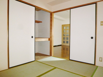 Living and room. Japanese-style room to settle
