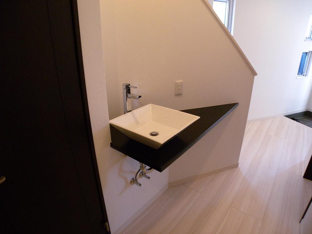 Other introspection. First floor washbasin