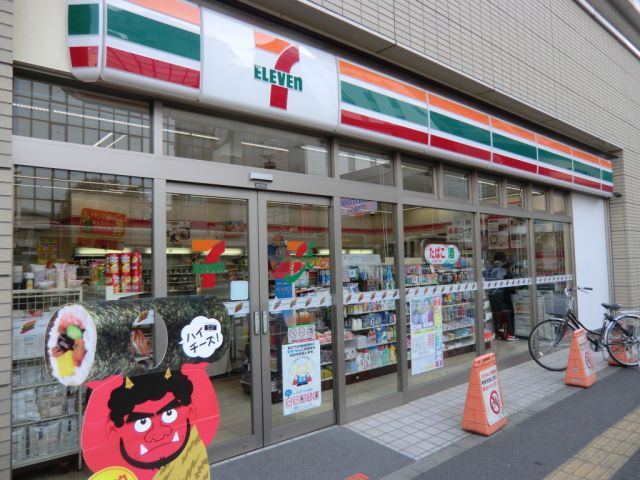 Convenience store. 600m to Seven-Eleven (convenience store)