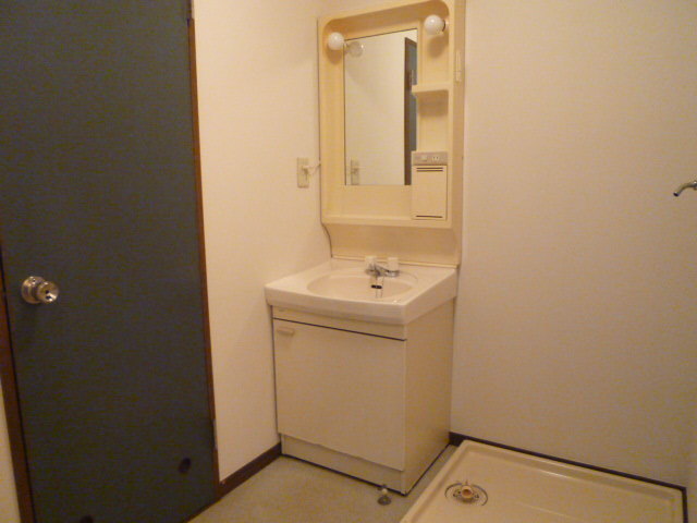 Washroom. There is a separate basin