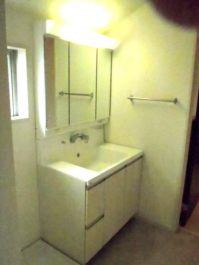 Wash basin, toilet. Indoor (11 May 2013) Shooting