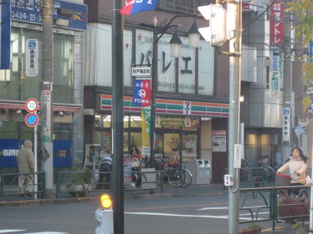 Convenience store. 450m to Seven-Eleven (convenience store)