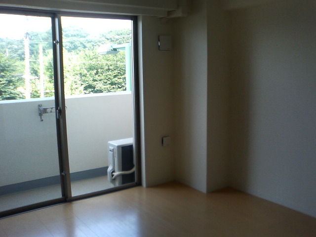 Living and room. There is a sense of relief because the window is large.