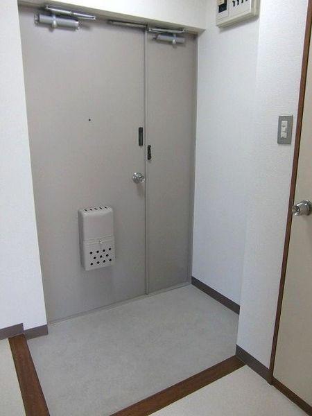 Entrance. Wide entrance. Place the shoebox of retrofit.