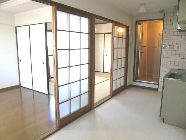 Living and room. In Room share between 6 Pledge are two ◎