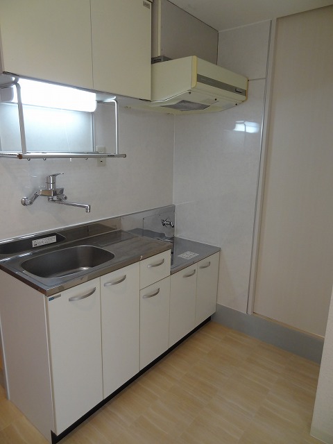 Kitchen. Kitchen table now also new at that time. 