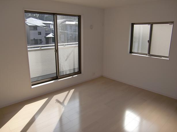 Non-living room. Ahead to Western-style of the finished properties. This property is also sunny.
