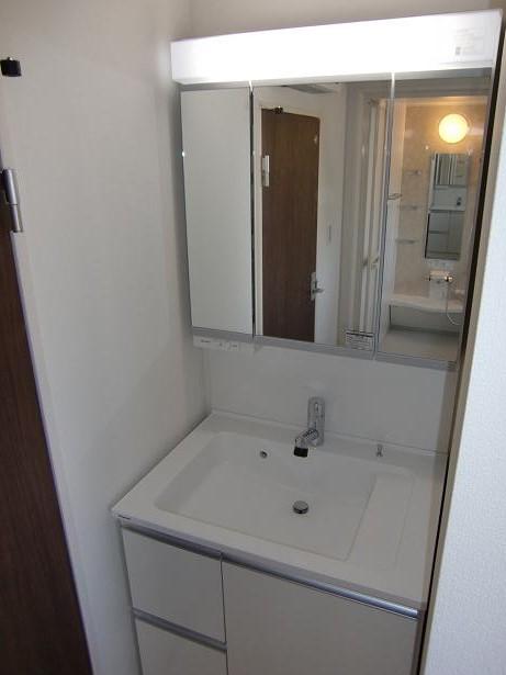 Wash basin, toilet. Shampoo dresser of the property, which was completed in earlier. This property is also a popular three-sided mirror specification.